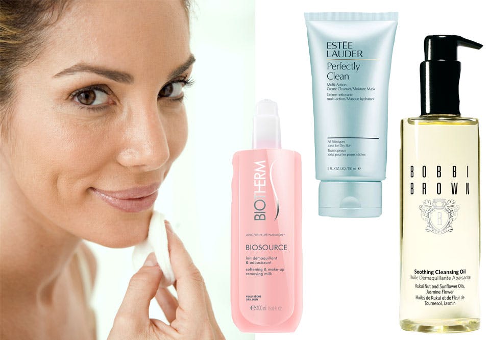 ss mmwJCOIXQxo6i Kvinne som renser ansiket med ansiktsrensprodukter